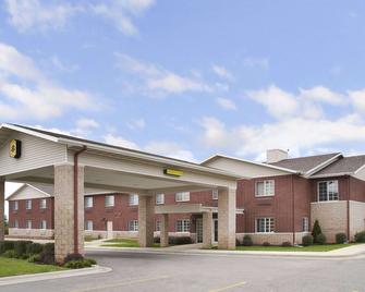 Super 8 by Wyndham Ava - Ava - Building