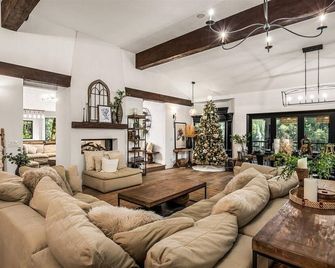 The Rollins Cove Retreat - Luxury Lakefront for unforgettable getaways. - Grass Valley - Living room