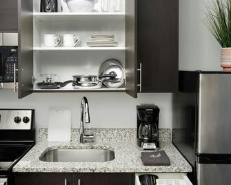 Stayapt Suites San Antonio-Lackland - San Antonio - Kitchen