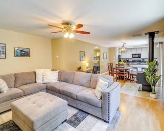 Peaceful Home 8 Mi to Olympic National Park! - Port Angeles - Living room