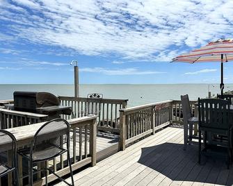 Sunny Disposition-Quaint Cottage on Lake Erie Near Port Clinton, Lakefront - Oak Harbor - Balcony