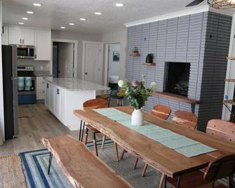 Updated 4-bedroom home centrally located - Logan - Dining room