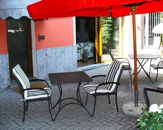 Hotel Villa Colico - Colico - Patio