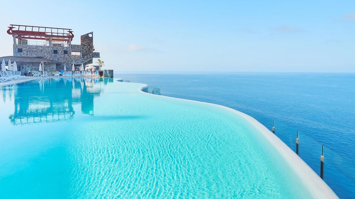 جلوريا بالاس أمادوريس