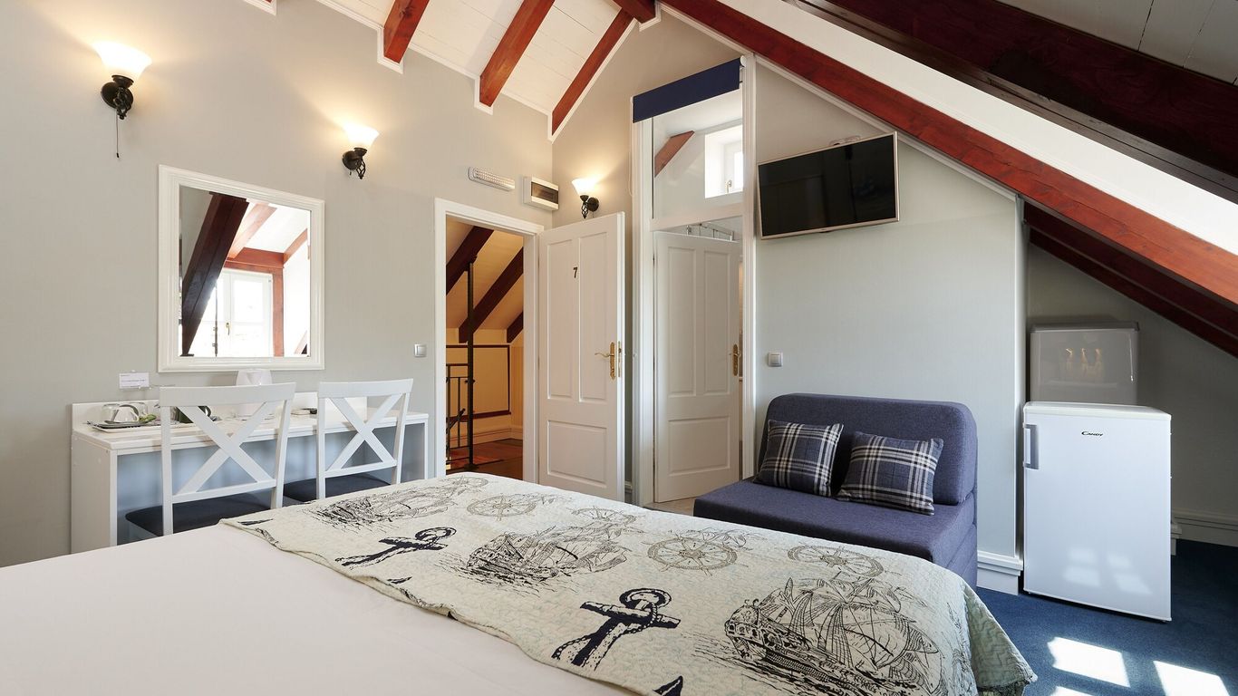 Palace Central Square