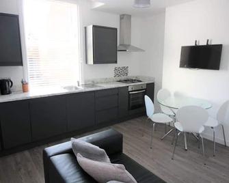 Modern 2 Bedroom Town Centre Apartment - Southport - Kitchen
