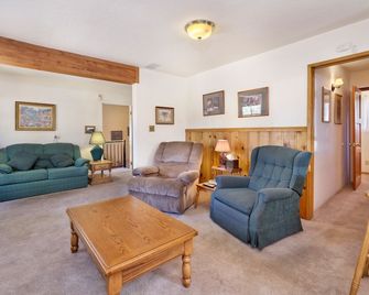 Jus' Restin Village Retreat | Steps to Big Bear Village, Dining & Shops - Big Bear Lake - Living room