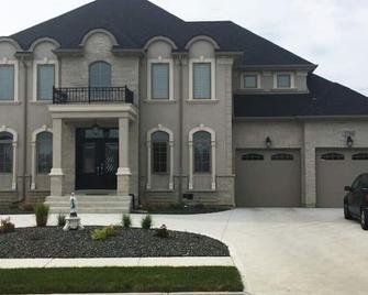 New Large Private Basement with Separate Entrance - LaSalle - Building