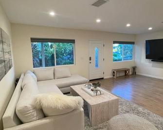 Rent the entire 4 bed 2 bath house best part of LA - Encino - Living room
