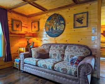 Yellowstone Treasure Guesthouses on the River - Gardiner - Living room