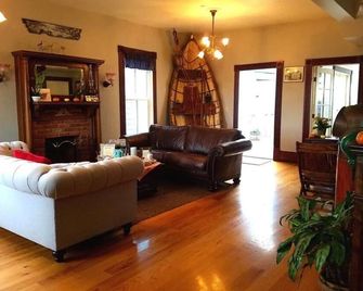 2nd floor(Upstairs /Level 01) - Historic House - Fireplace. - Moss Landing
