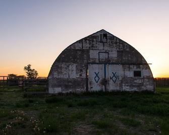 Relaxing Prairie Farm House for Travelers, Birders and Hunters - Herbert - Building