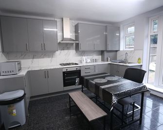 Heathrow roomzzzz BnB - Hayes - מטבח