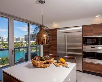 Penthouse 4 Bedroom | Water Views | Roof Top Pool! - Miami Beach - Kitchen