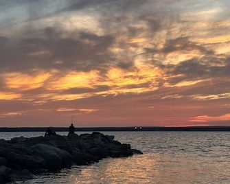 Great location! Short walk to the beach, 5min drive to center! A lot of capacity - Jamestown - Beach