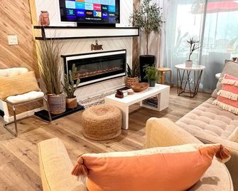 Modern Old Town Pasadena Condo - Pasadena - Living room