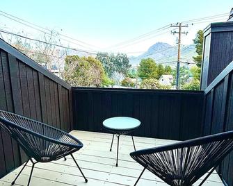 Valhalla House, Luxury Home, 1mi to Downtown, 4 BR, Game Room, Hot Tub, Backyard - Lake Isabella - Balcón