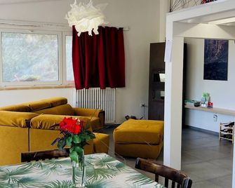 Cozy cabin in the center of sicily, with pets allowed. - Cammarata - Living room