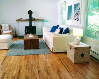 Charming 4B/3Bth East Hampton Shingled Classic With Pool: Perfect For Families - East Hampton - Вітальня