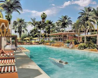 洛斯蒙特羅斯酒店 - 馬貝雅 - 馬貝拉 - 游泳池
