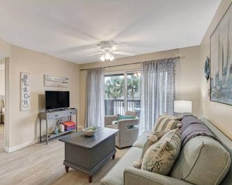 Oceanview Sand Dollar Villas Condo - Balcony - Pool - Fernandina Beach - Living room