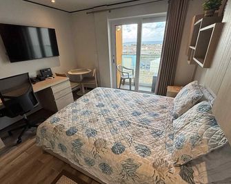 Maho Studio with Runway and Ocean Views - Free Wi-Fi! - Simpson Bay - Ložnice