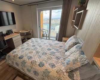 Maho Studio with Runway and Ocean Views - Free Wi-Fi! - Simpson Bay - Slaapkamer