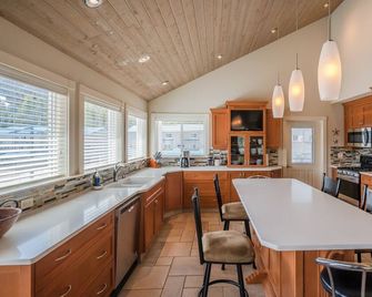 Luxurious Quail Crossing Residence at Apex Mountain Resort - Hedley - Kitchen