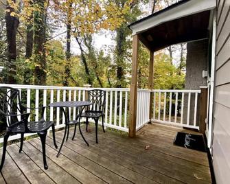 Serenity Studio, Adorable and Spacious Studio with Full Kitchen - High Point - Balcony