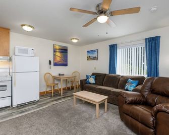 Ocean Suites Motel - Brookings - Living room