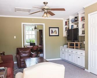 Historic Cottage In Cameron Park Near Baylor - Waco - Living room