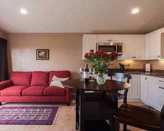 Spectacular View in the Middle of Wine Country: Private 1-Bedroom Guesthouse - Atascadero - Living room