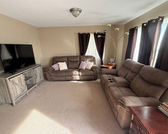 Hassle-Free Living – Beautiful Furnished Townhome, All Inclusive! - Gillette - Living room