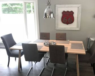Total Renovated Sauble Beach Cottage - South Bruce Peninsula - Comedor