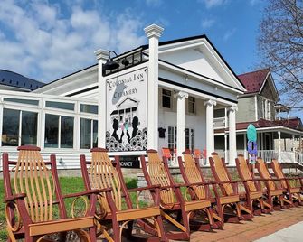 Colonial Inn & Creamery - Watkins Glen - Patio
