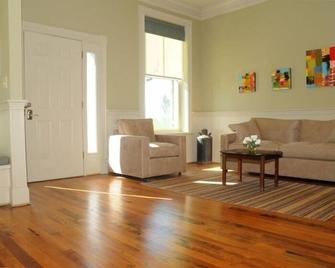 Renovated Train Station on Thoroughbred Horse Farm - Paris - Living room