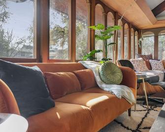 House in the Clouds : As seen on Netflix - Modesto - Living room