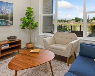 Northfield Hideaway, King Suite, Ev, Pet-Friendly - Fort Collins - Living room