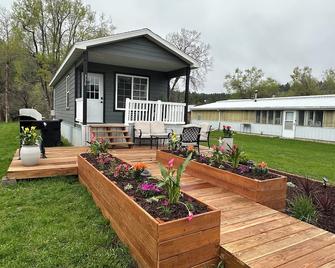Tiny Home Cabin with Wyoming Modern Frontier style in the town of Hulett - Hulett - Edificio