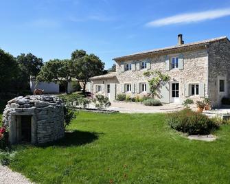Stone mas for 8 people with swimming pool on Taulignan - Taulignan - Edificio