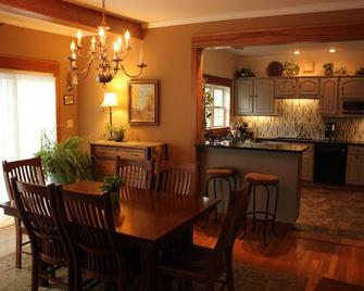 Walking distance to shopping, dining, and brew pubs. Nearby NMU and hospital - Marquette - Dining room