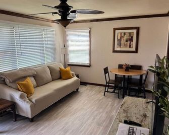 Cozy,updated home in Dayton, OH - Dayton - Living room