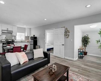 Hummingbird's Homey Hideaway: 2BR Urban Retreat with King Bed, Split AC, Spacious Patio, and Convenient Parking! - South El Monte