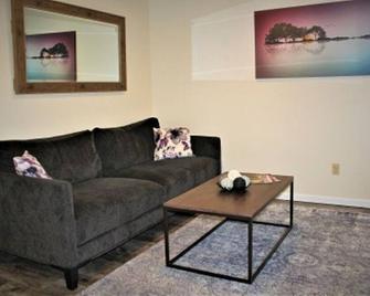 525 Sprague 8 · Apartment across from Waldo Stadium and WMU track - Kalamazoo - Living room