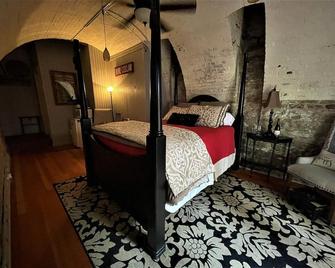 Unique wine cellar suite in the heart of Downtown Hermann! - Hermann - Bedroom