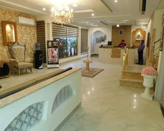 Hotel S. R. Lounge - Multān - Front desk