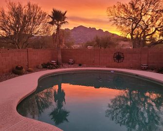Gorgeous Views, Landscaping, Pristine Pool Near Catalina Mountains, Wifi, More! - Casas Adobes - Piscina