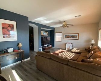 4 Br + loft 2000 SQ Dog friendly home with Heated Pool - Maricopa - Sala de estar