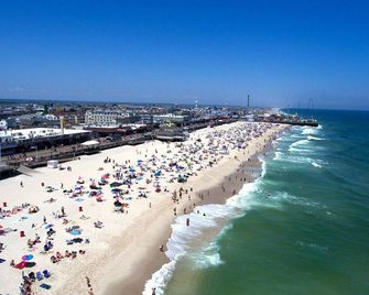 Vrbo Premier Host Listing - 2 Br Beach Suite - Two Pools. Full Kit & Liv Rm - Seaside Heights - Beach