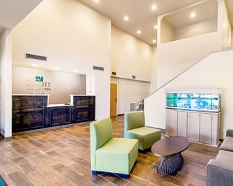Quality Inn and Suites Near Tanger Outlet Mall - Gonzales - Sala de estar